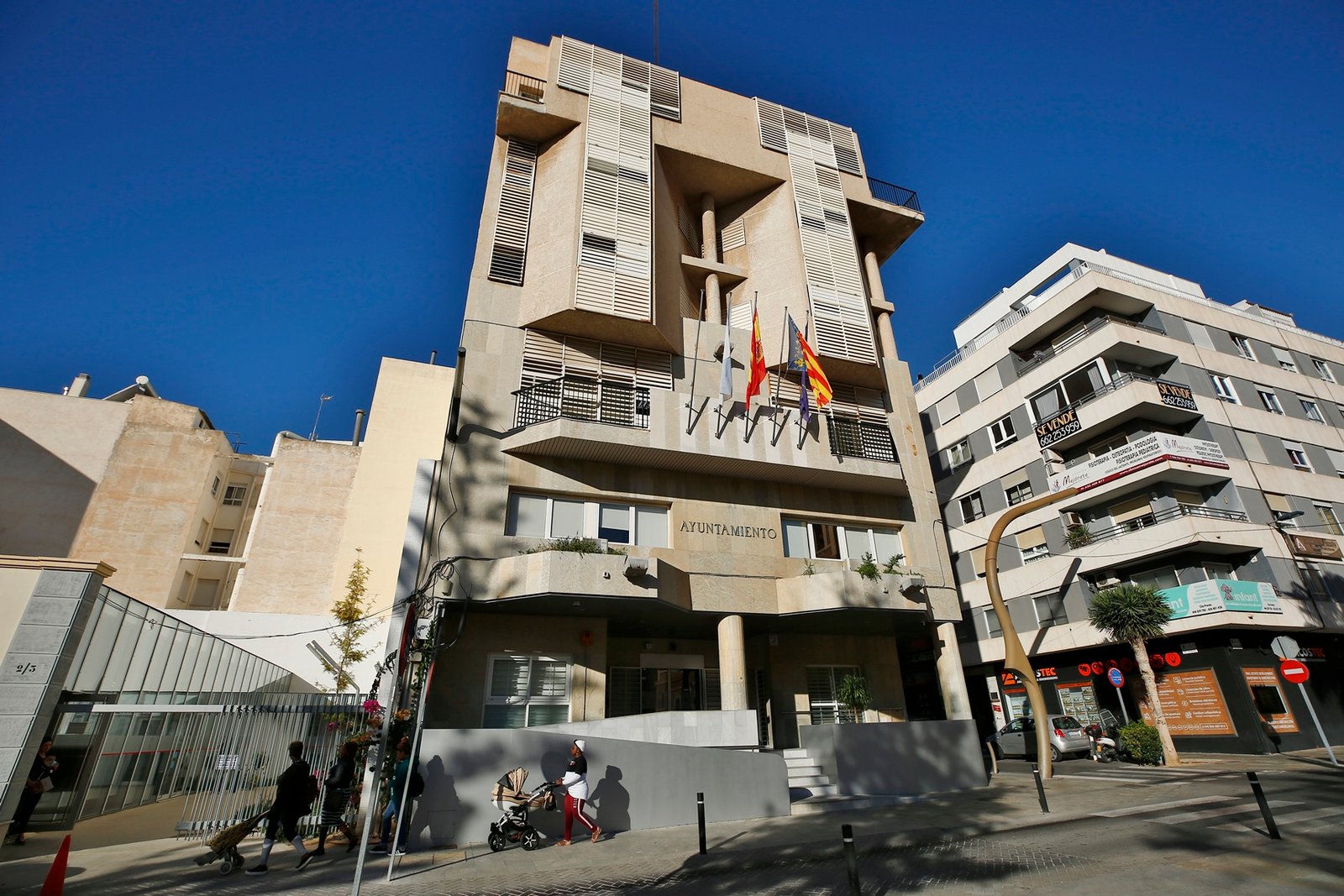 Facade of Torrevieja Town Hall, where the security contract was approved on 21 November 2025