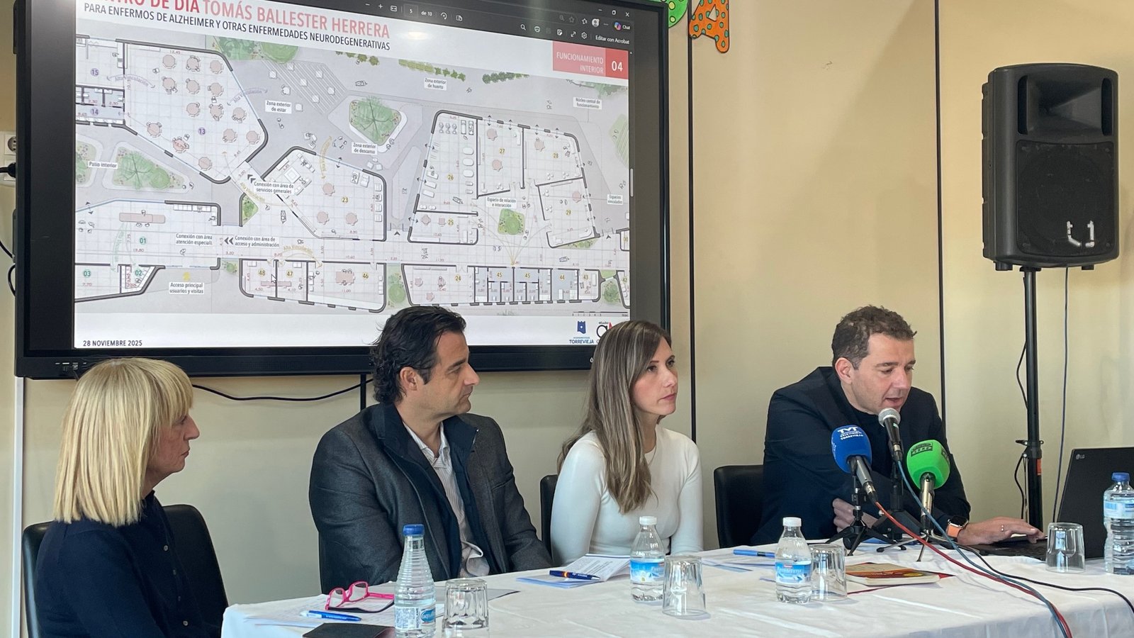 Mayor Eduardo Dolón and AFA Torrevieja president Purificación García presenting the new Alzheimer day centre project on 28 November 2025