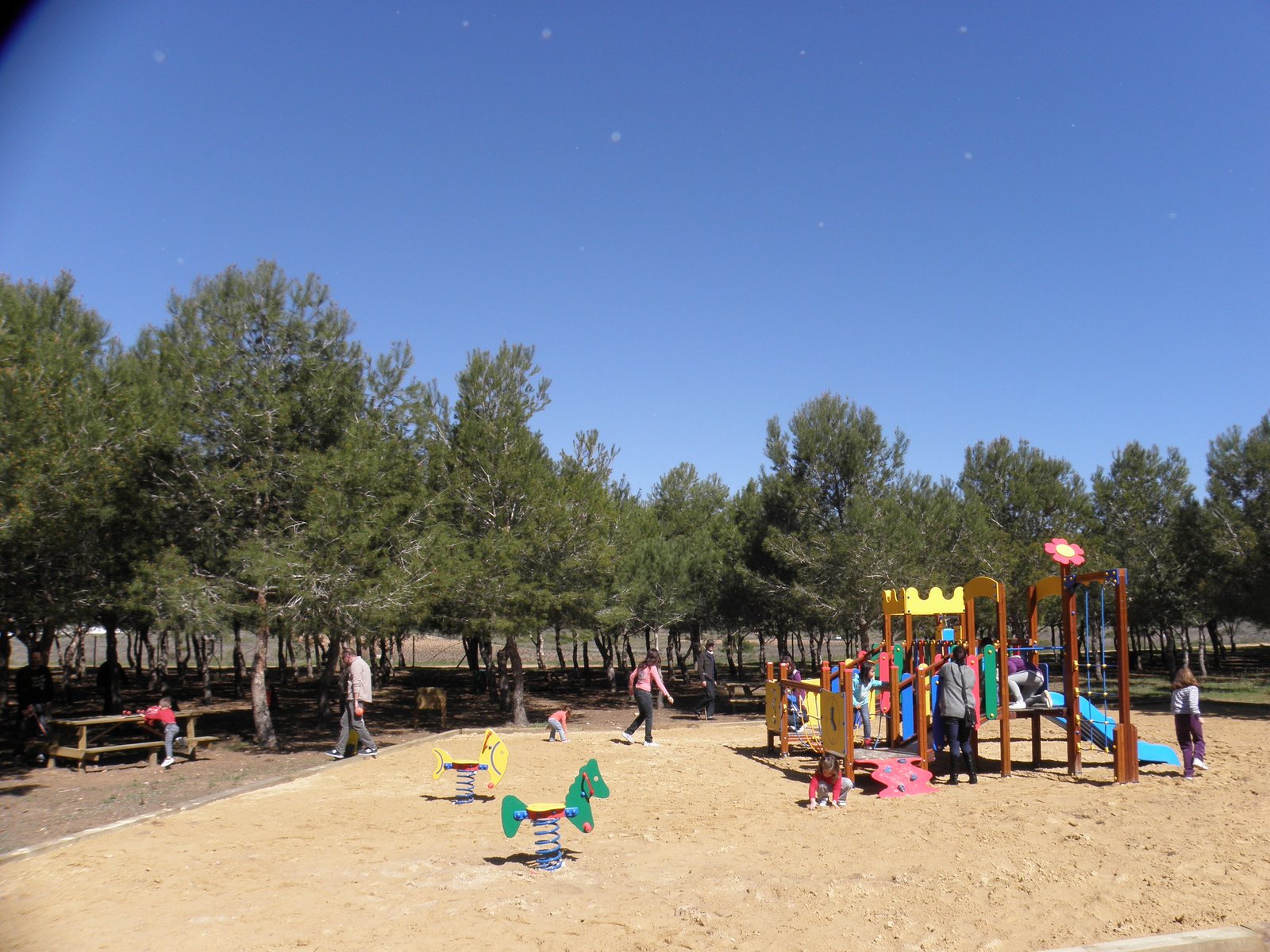 Families and tents set up in the José Eduardo Gil Rebollo recreational area during previous Holy Week camping