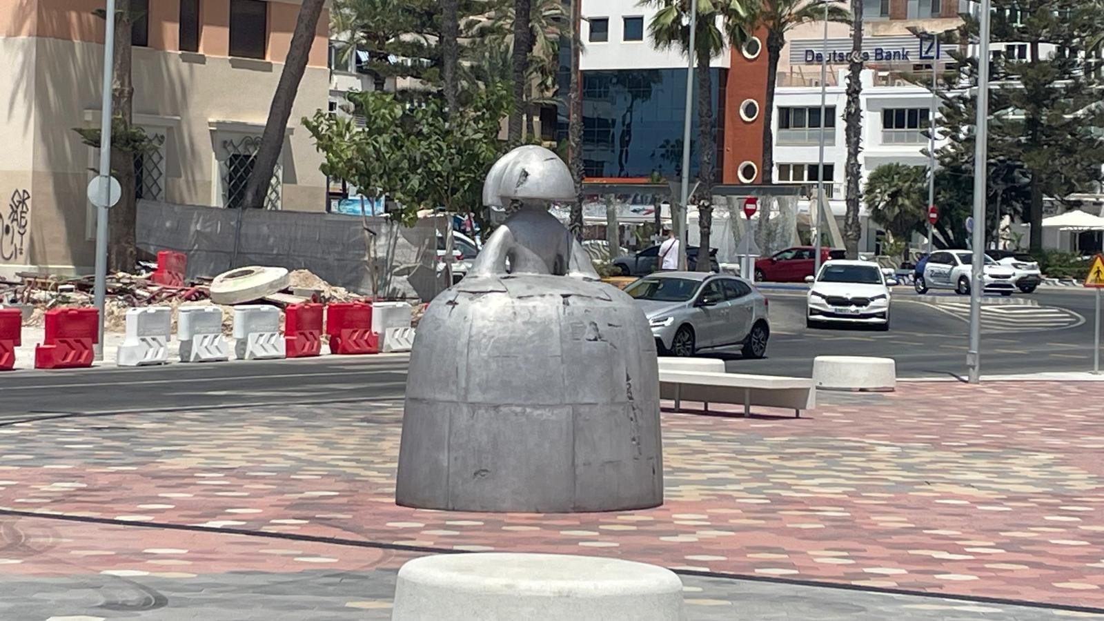 Manolo Valdés sculptures in Torrevieja port