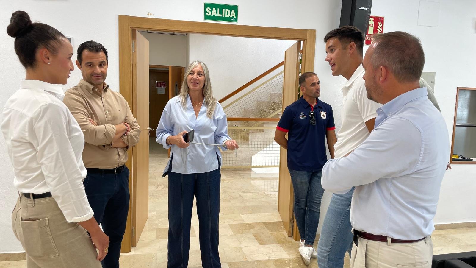 Ánder Martín and Esther Briz with Mayor Dolón, Diana Box and club president Carlos Carmona